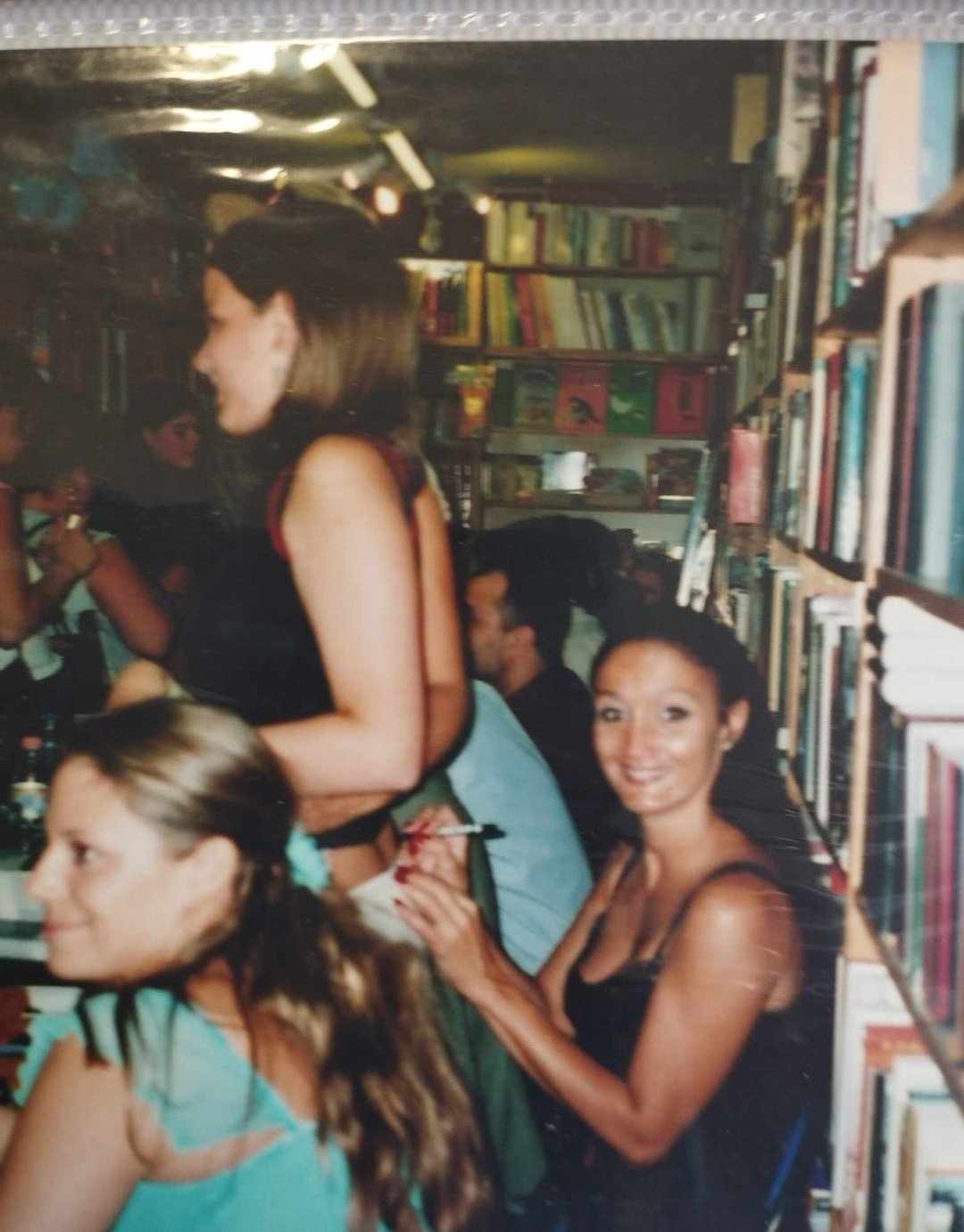 Csengeri Ottilia és Szinetár Dóra a könyvesboltban