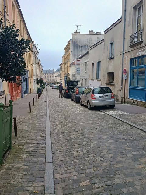 Versailles-i utca parkolókkal