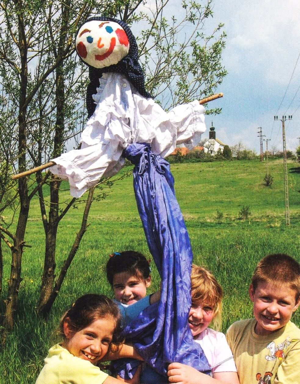 kisze=lánynak öltöztetett szalmabáb